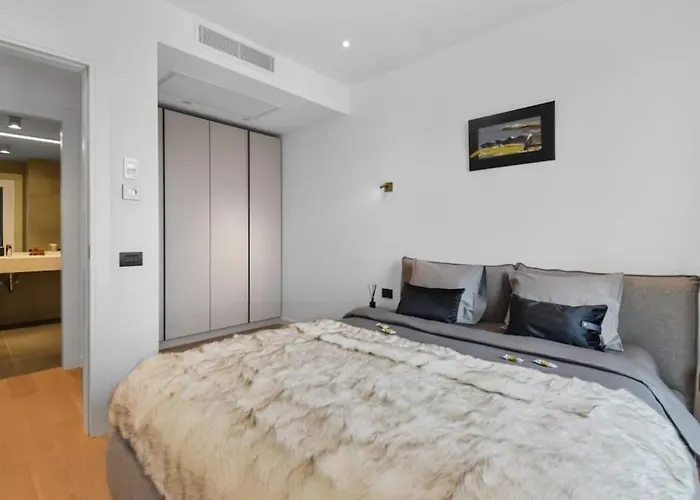 Lax Designer, Oasis Skyline Views, Parking Bucharest