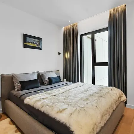 Lax Designer, Oasis Skyline Views, Parking