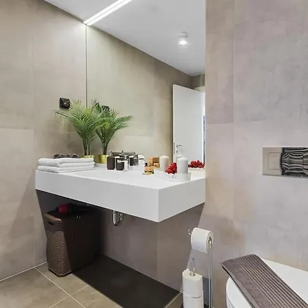 Apartment Lax Designer, Oasis Skyline Views, Parking Bucharest