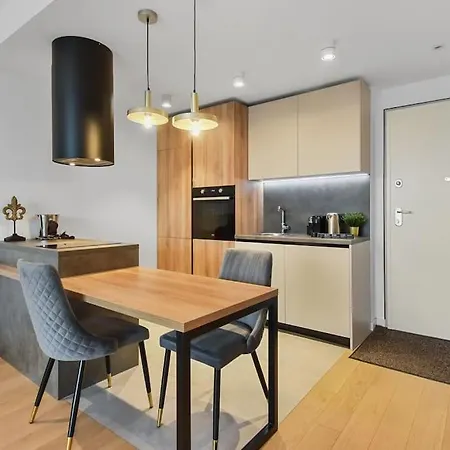 Lax Designer, Oasis Skyline Views, Parking