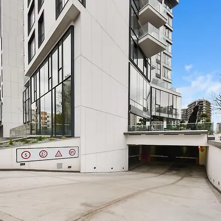 Lax Designer, Oasis Skyline Views, Parking