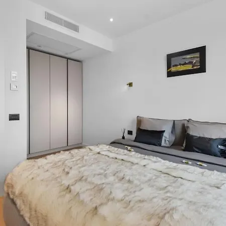 Lax Designer, Oasis Skyline Views, Parking Bucharest