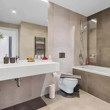 Lax Designer, Oasis Skyline Views, Parking