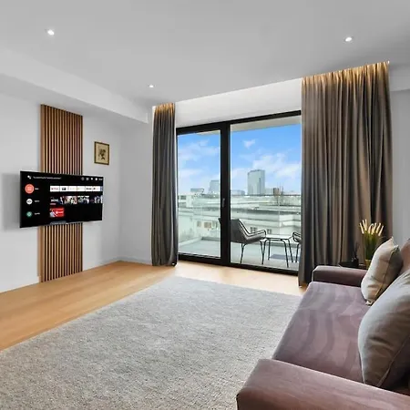 Apartment Lax Designer, Oasis Skyline Views, Parking Bucharest