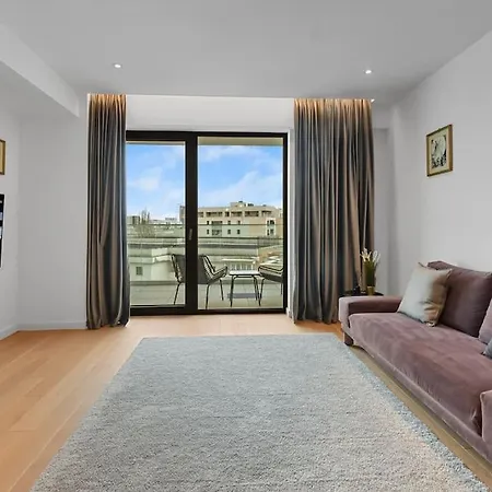 Lax Designer, Oasis Skyline Views, Parking