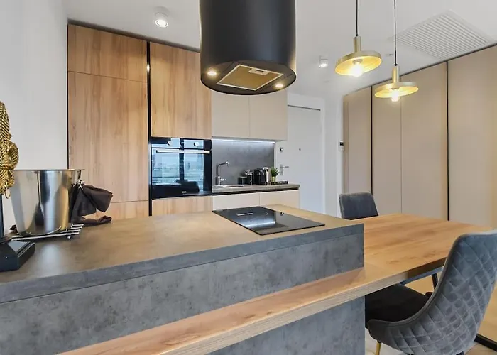 Lax Designer, Oasis Skyline Views, Parking