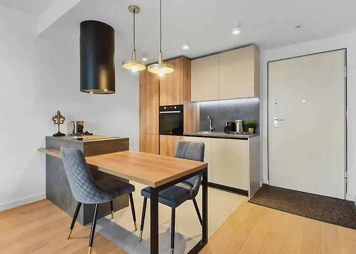 Lax Designer, Oasis Skyline Views, Parking