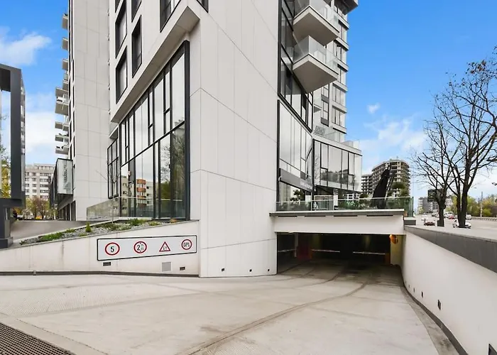 Lax Designer, Oasis Skyline Views, Parking