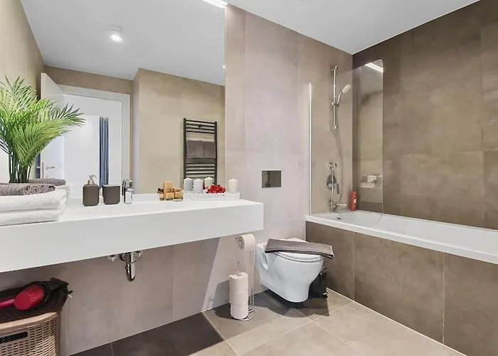 Lax Designer, Oasis Skyline Views, Parking