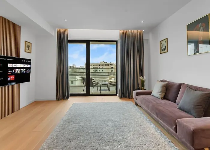 Lax Designer, Oasis Skyline Views, Parking