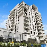 Lax Designer, Oasis Skyline Views, Parking *
