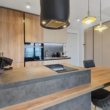 Lax Designer, Oasis Skyline Views, Parking