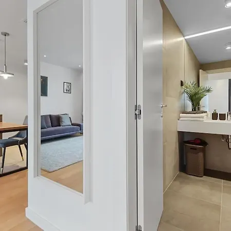 Апартаменти Lax Designer, Oasis Skyline Views, Parking