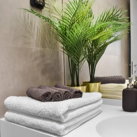 Apartment Lax Designer, Oasis Skyline Views, Parking *